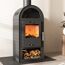 Schwarzer Kaminofen mit brennendem Feuer