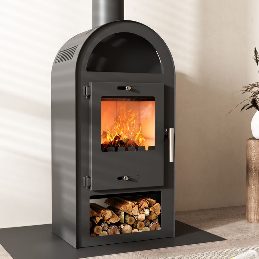 Schwarzer Kaminofen mit brennendem Feuer