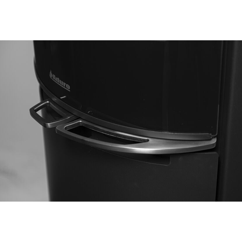 Schwarzer Kaminofen Aduro mit Griff