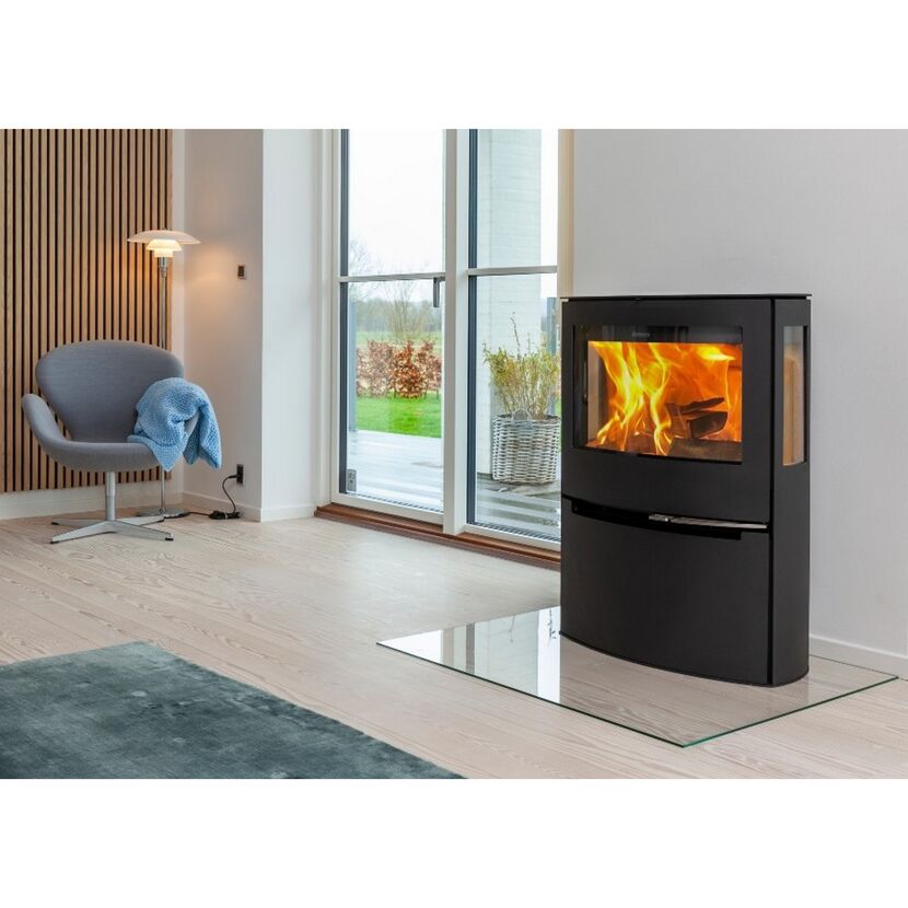 Moderner Kaminofen mit Feuer