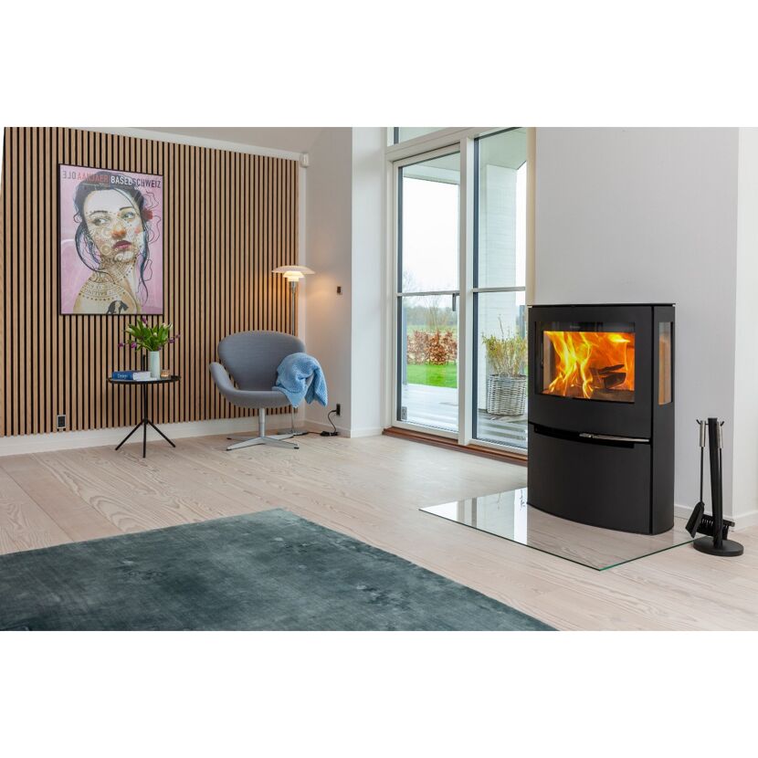 Moderner Kaminofen mit Brennholzfach in Wohnzimmer