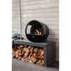 Runder Ethanolkamin auf Bank mit Holz