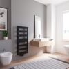Modernes Badezimmer mit Handtuchheizkörper