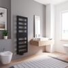 Modernes Badezimmer mit Handtuchheizkörper