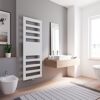 Weißer Designheizkörper in modernem Badezimmer