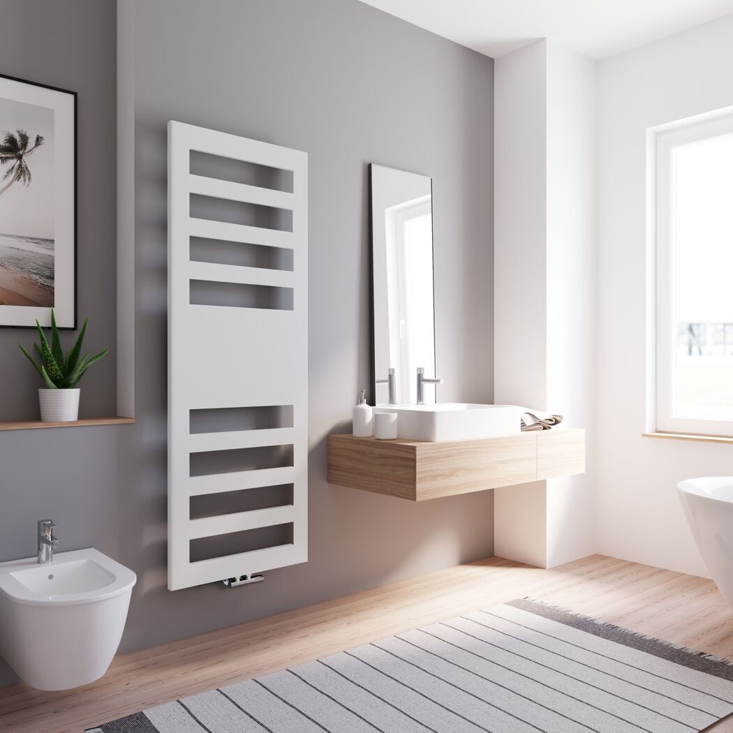 Weißer Designheizkörper in modernem Badezimmer
