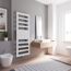 Weißer Designheizkörper in modernem Badezimmer