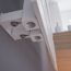 Detailansicht der Befestigung eines weissen Designheizkörpers