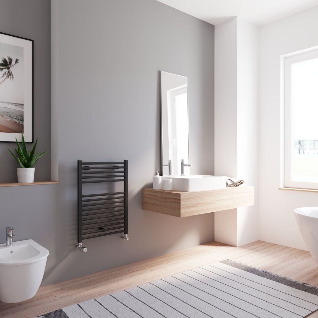 Modernes Badezimmer mit Handtuchheizkörper