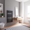 Modernes Badezimmer mit Handtuchheizkörper