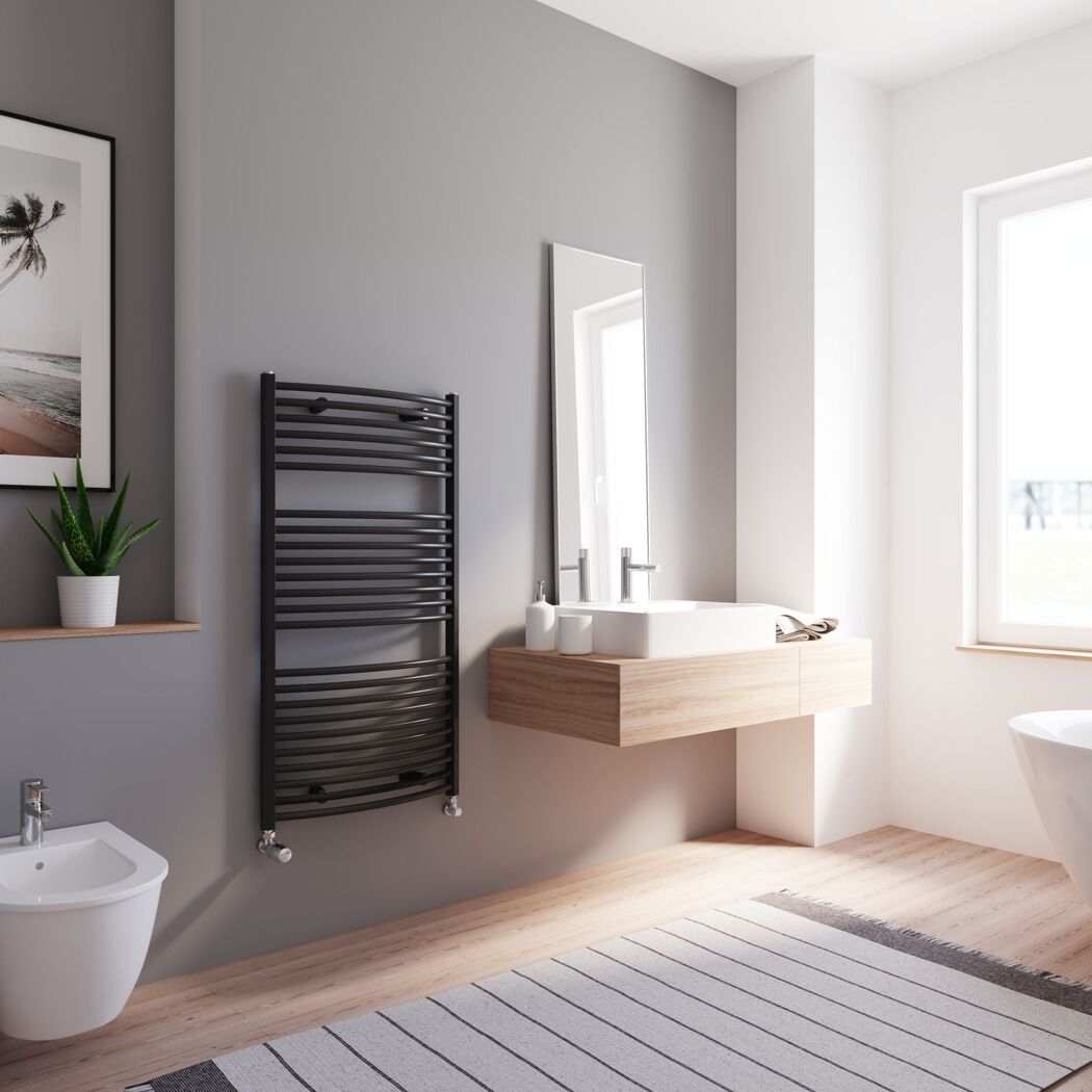 Modernes Badezimmer mit Handtuchheizkörper