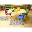 Kinderzimmer mit buntem Teppich und Spielzeug.