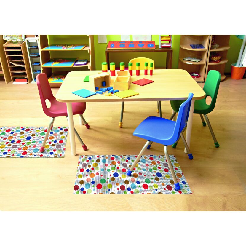 Kinderzimmer mit buntem Teppich und Spielzeug.