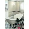 Badezimmer mit Badewanne und gemusterter Badematte