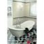 Badezimmer mit Badewanne und gemusterter Badematte
