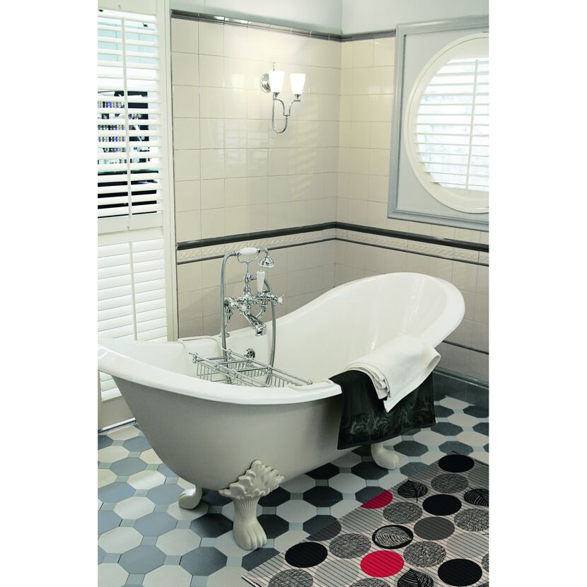 Badezimmer mit Badewanne und gemusterter Badematte