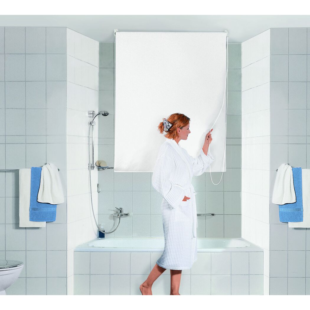Person im Bademantel verwendet Duschrollo.