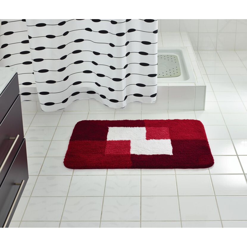 Roter Badteppich mit weißem Muster