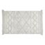 Beige Badematte mit geometrischem Muster und Fransen.