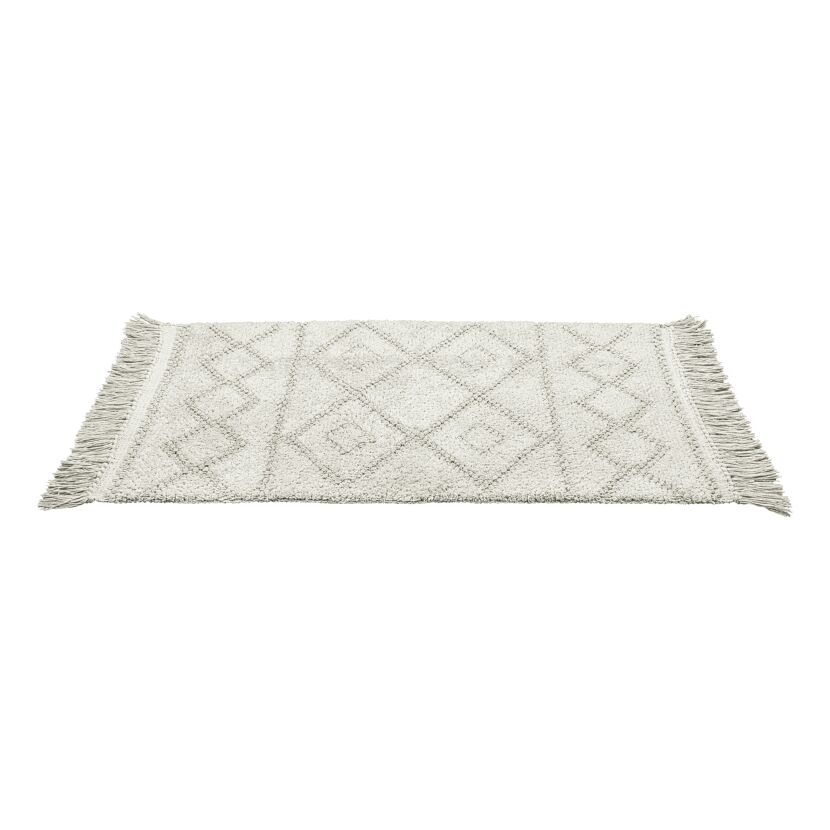 Beige Badematte mit Rautenmuster und Fransen.