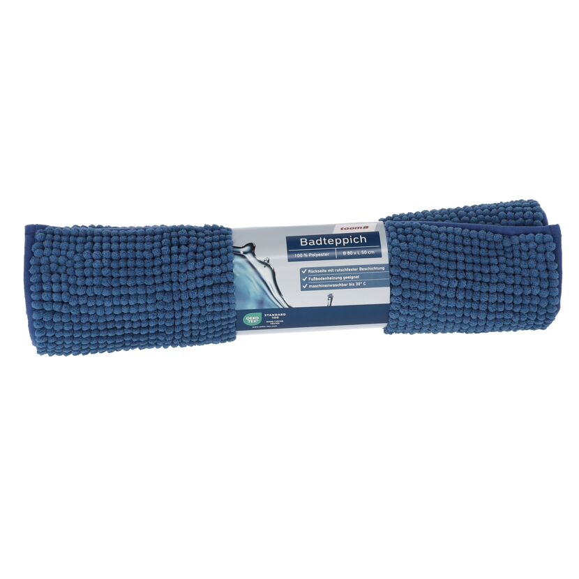 Blauer Badteppich, gerollt, mit Verpackung.