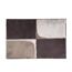Beige-brauner Badteppich mit geometrischem Muster.