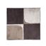 Beige-brauner Badteppich mit Schachbrettmuster.