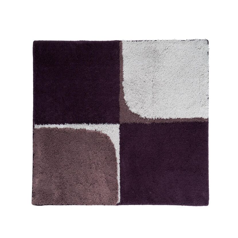 Lila-grauer Badteppich mit geometrischem Muster.