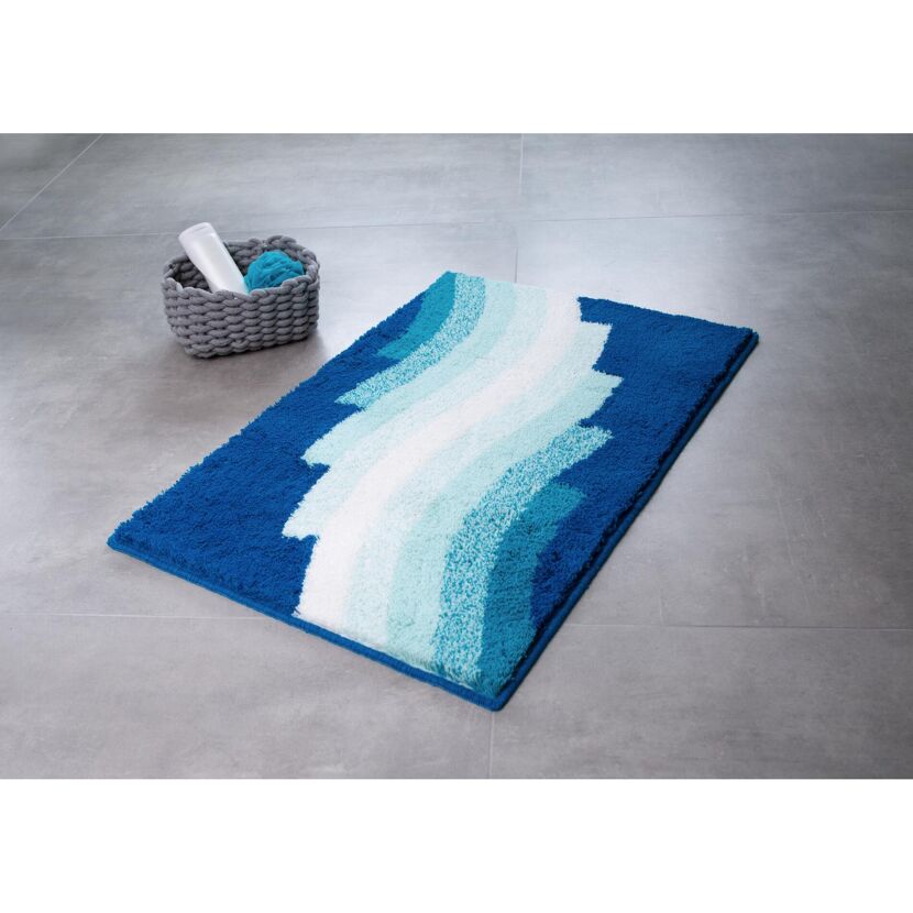 Blauer Badteppich 'Streak' auf grauem Fliesenboden.