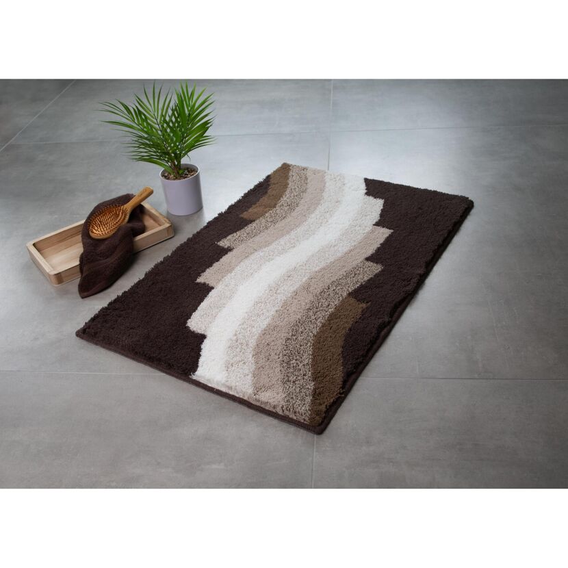 Brauner Badteppich Streak mit beige- und cremefarbenen Wellenmuster.