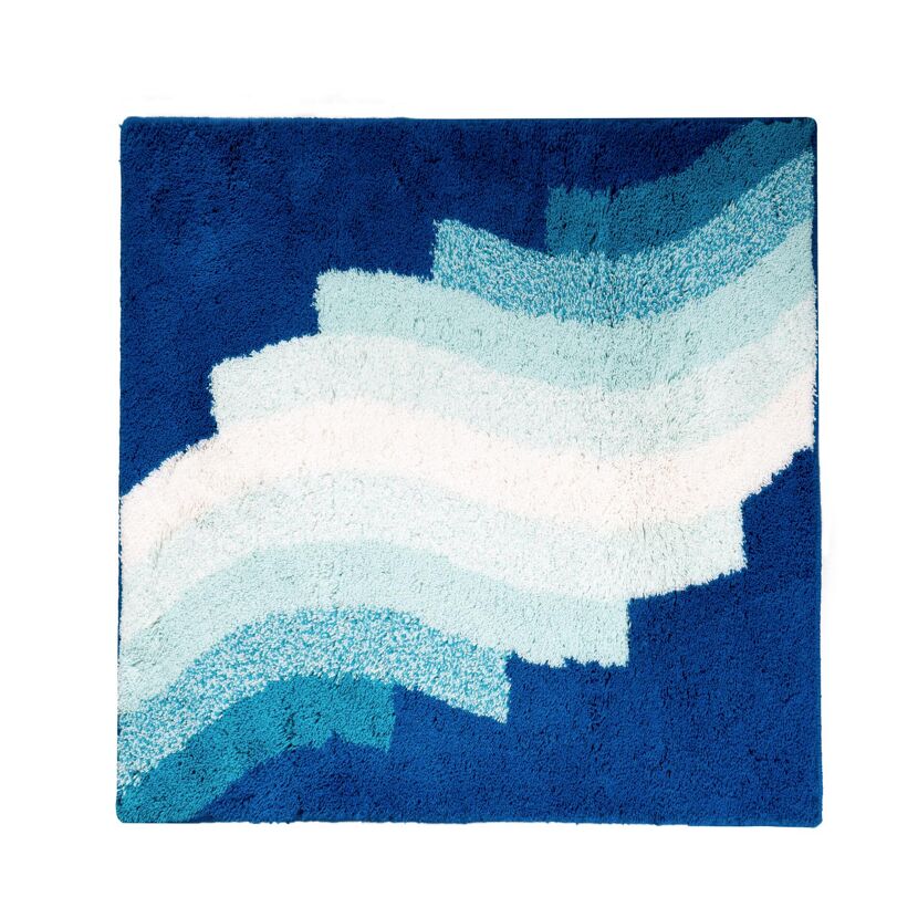 Blauer Badteppich 'Streak' mit hellblauen und weißen Wellen.