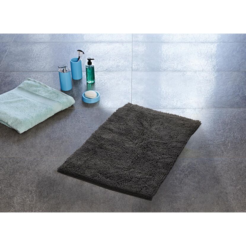 Dunkelgrauer Badteppich Soft, 45 x 65 cm, mit Badutensilien.