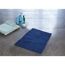 Dunkelblauer Badteppich Soft, 45 x 65 cm, neben Badutensilien