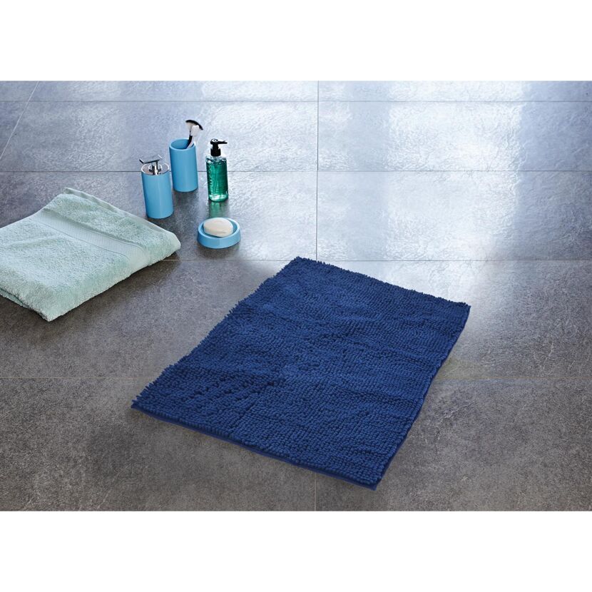 Dunkelblauer Badteppich Soft, 45 x 65 cm, neben Badutensilien
