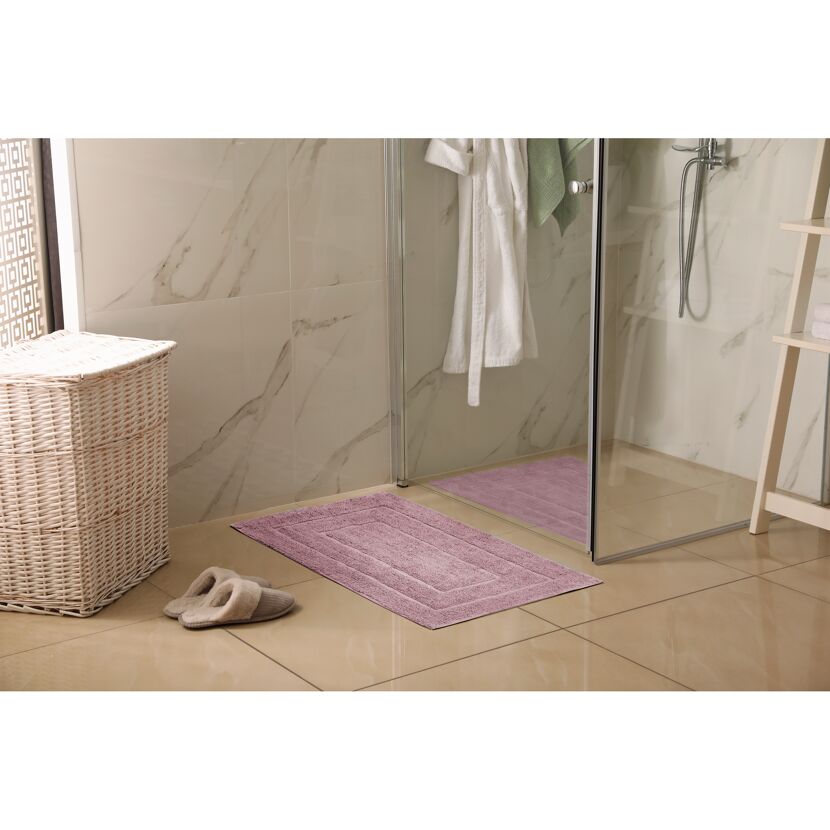 Rosafarbener Badteppich vor Dusche