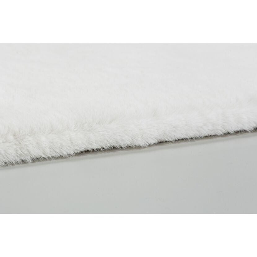 Weißer Hochflor-Teppich