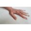 Hand berührt weißen Fellteppich