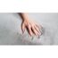 Hand streichelt grauen Teppich