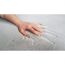 Hand auf grauem Fellteppich