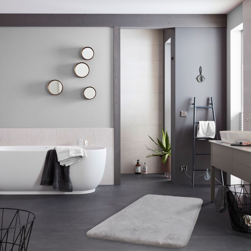 Badezimmer mit grauem Badvorleger