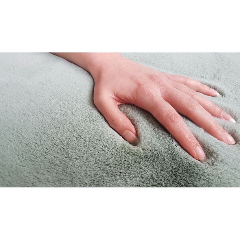 Hand berührt mintgrünen Teppich