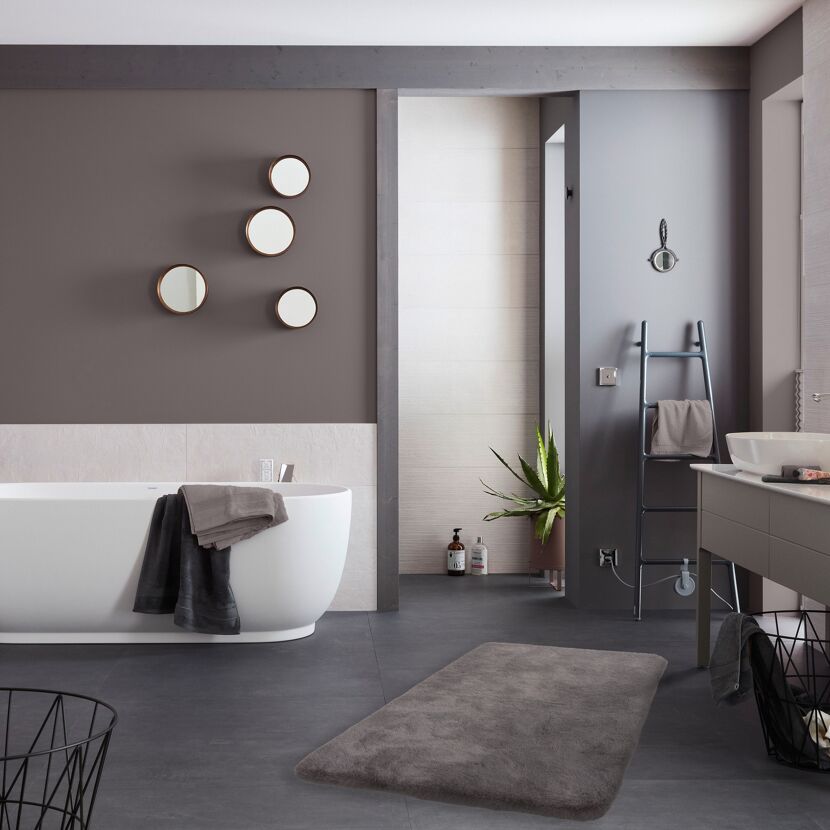 Grauer Badezimmerteppich auf Fliesenboden