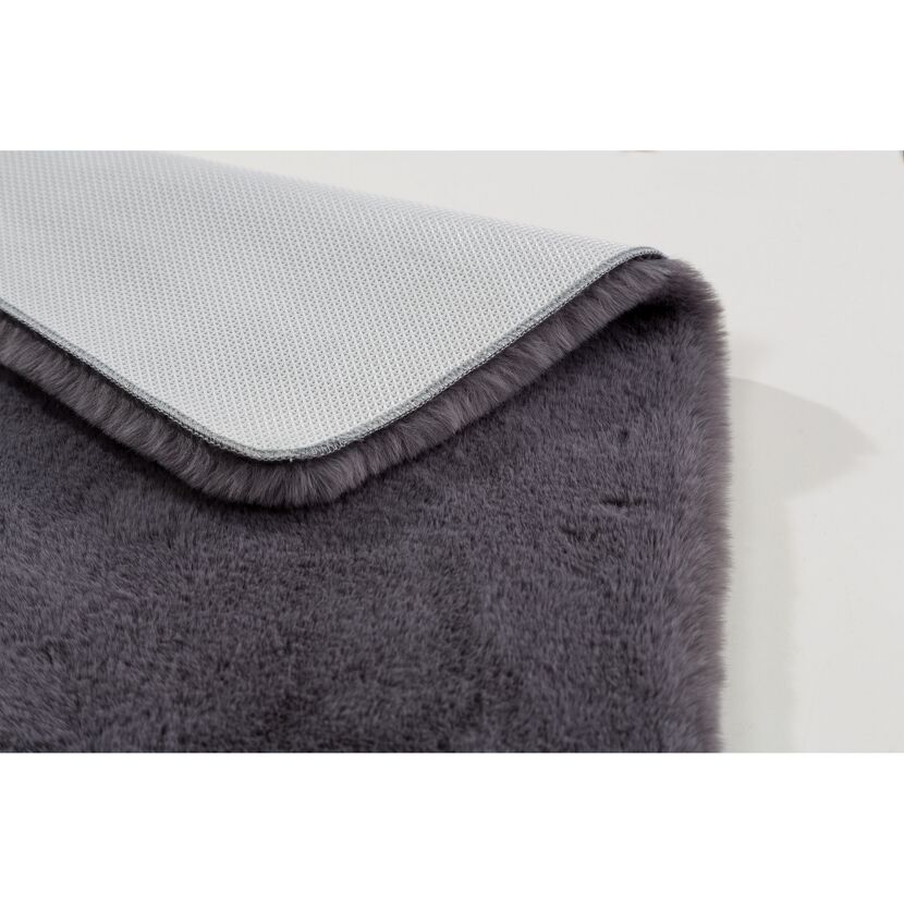 Grauer Hochflor-Teppich
