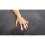 Hand auf grauem Kunstfell
