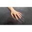 Hand auf grauem Fellteppich