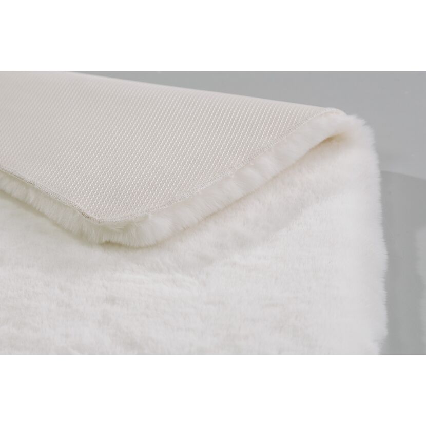 Weißer Hochflor-Teppich