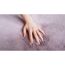 Hand auf rosa Teppich