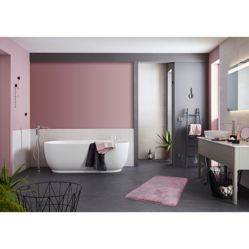 Modernes Badezimmer mit freistehender Badewanne