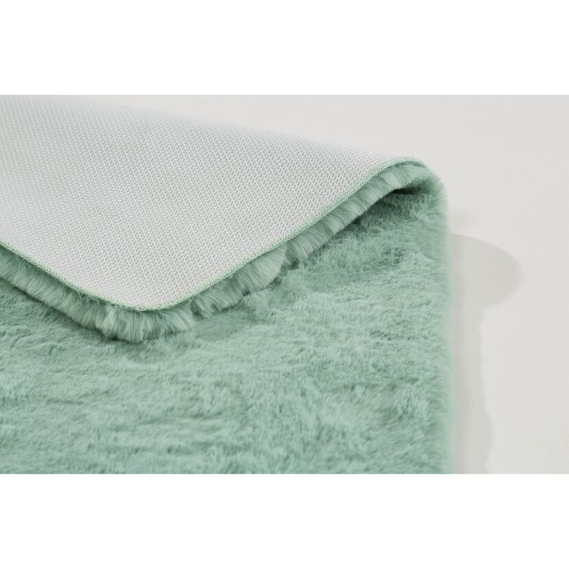 Mintgrüner Hochflor-Teppich