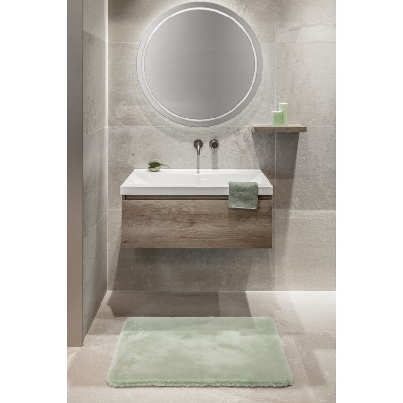 Badezimmer mit mintgrünem Badvorleger